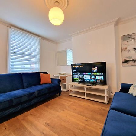 לונדון Cosy Home In Kensington - Great Location! 3 Minutes Walk To Earl'S Court Station מראה חיצוני תמונה