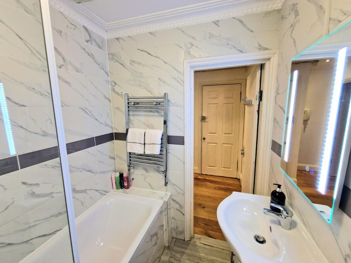 לונדון Cosy Home In Kensington - Great Location! 3 Minutes Walk To Earl'S Court Station מראה חיצוני תמונה