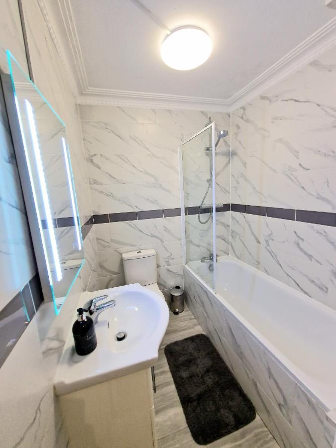 לונדון Cosy Home In Kensington - Great Location! 3 Minutes Walk To Earl'S Court Station מראה חיצוני תמונה