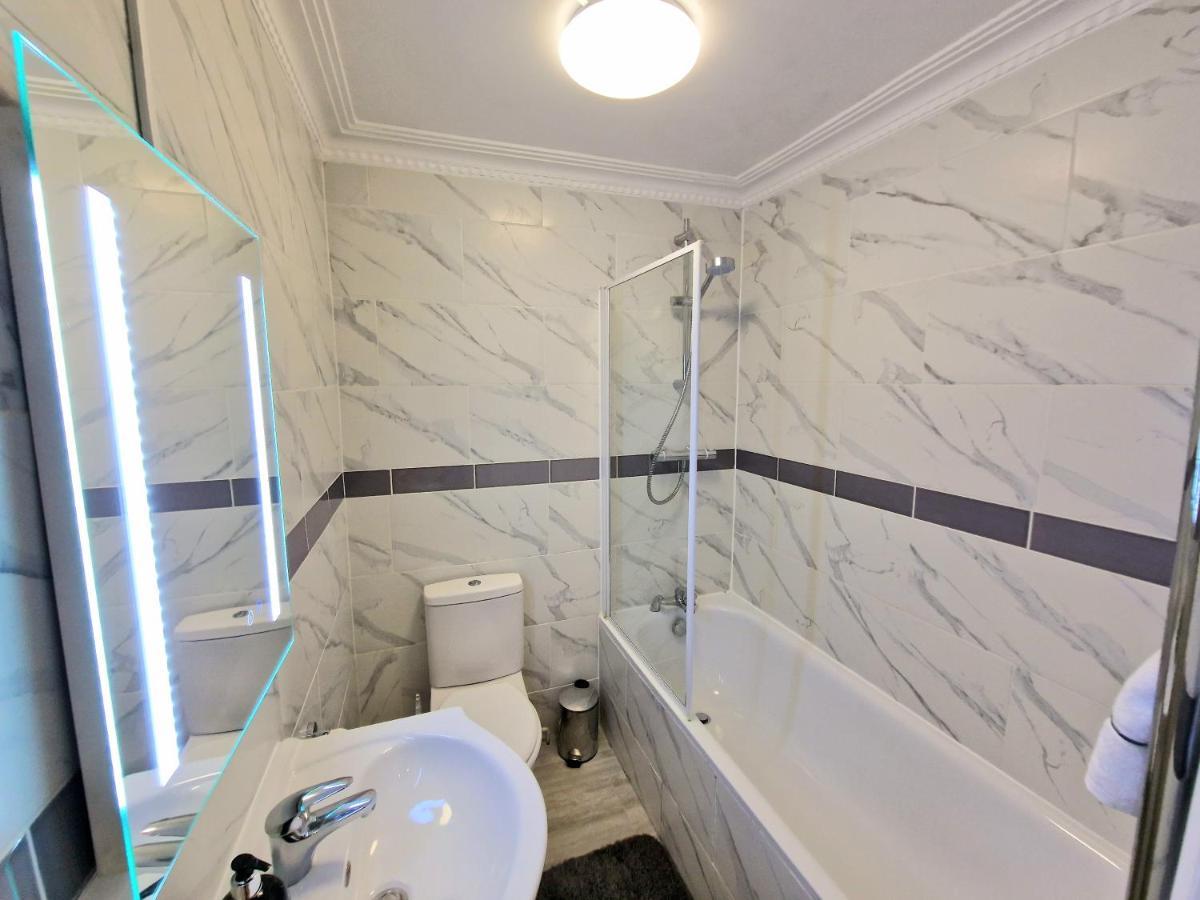 לונדון Cosy Home In Kensington - Great Location! 3 Minutes Walk To Earl'S Court Station מראה חיצוני תמונה