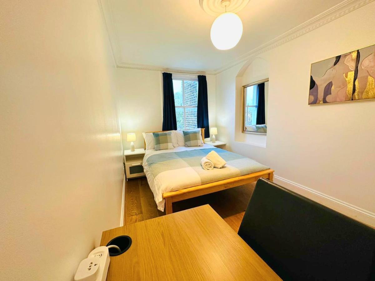 לונדון Cosy Home In Kensington - Great Location! 3 Minutes Walk To Earl'S Court Station מראה חיצוני תמונה
