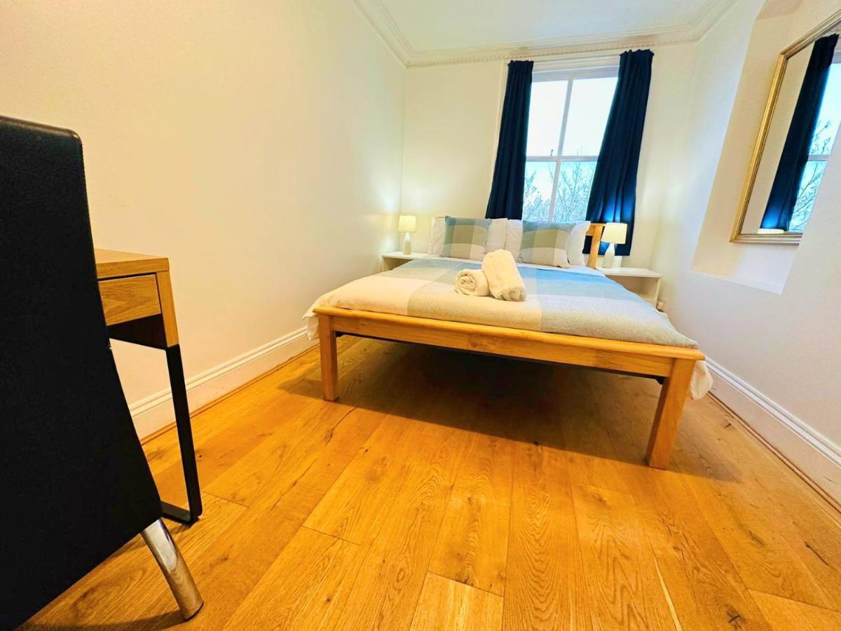 לונדון Cosy Home In Kensington - Great Location! 3 Minutes Walk To Earl'S Court Station מראה חיצוני תמונה